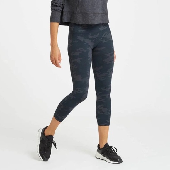Spanx Look At Me Now Cropped Seamless leggings in Black Camo Size Small - Picture 1 of 4